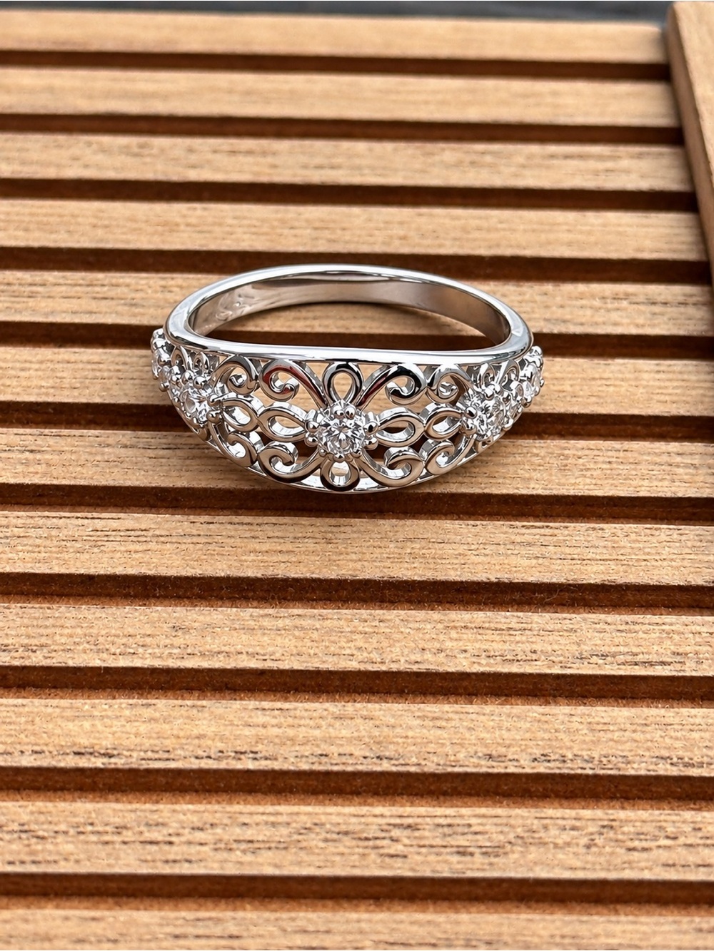 925 Sterling Silver Filigree Floral Ring โ Sparkling Rhinestone Detail